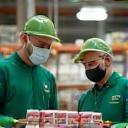 出荷前検査で製品を検査するスタッフ